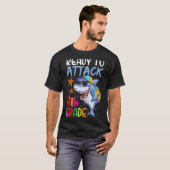 4年生を攻撃する準備ができている少年のための新学期 Tシャツ (正面フル)