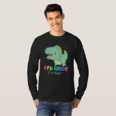 4年生クルーかわいい恐竜の学校Bの初日 Tシャツ (正面フル)