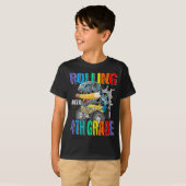 4年生転がのモンスタートラック恐竜の少年たち Tシャツ (正面フル)