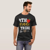 4年生部族ヒョウ柄 バックトゥスクール 先生 Tシャツ (正面フル)