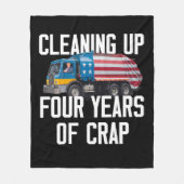 4年間のクラップトランプのゴミのトラックを片付ける フリースブランケット (正面)