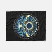 4月太陽のとアートの皆既日食の空 フリースブランケット (正面(横))