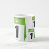4月1日のカレンダーのマグ コーヒーマグカップ (中央)