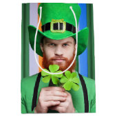 4枚のクローバーを持つ髭のあるアイルランド人の男 ミディアムペーパーバッグ (正面)