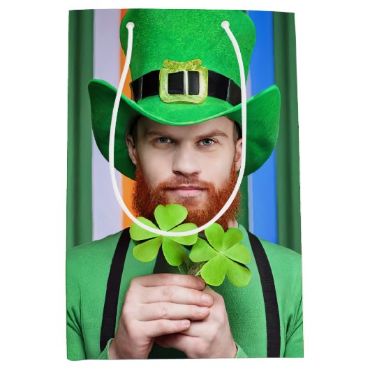 4枚のクローバーを持つ髭のあるアイルランド人の男 ミディアムペーパーバッグ (正面)