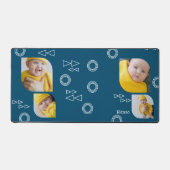 4枚の写真と文字を追加パーソナライズされた デスクマット (正面)