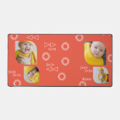 4枚の写真と文字を追加パーソナライズされた デスクマット (正面)