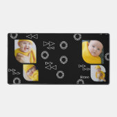 4枚の写真と文字を追加パーソナライズされた デスクマット (正面)