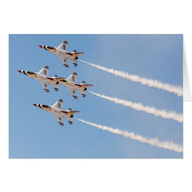 4機のF-16がタイトフォーメーションで飛行するサンダーバードチーム (正面横)