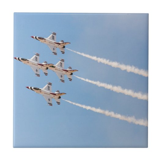 4機のF-16サンダーバードが近接フォーメーション飛行 タイル (正面)
