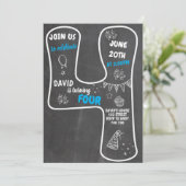 4歳の少年の黒板青の数字 招待状 (スタンド正面)