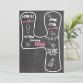 4歳の誕生日ガール·チャルクボード·ピンク·ナンバー 招待状 (スタンド正面)