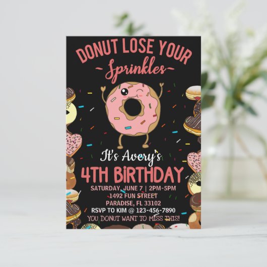 4歳の誕生日ドーナツあなたの振りかけの女の子を失う 招待状 (スタンド正面)