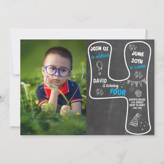 4歳の誕生日ボーイの黒板(写真の青い数字) 招待状 (正面)