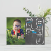 4歳の誕生日ボーイの黒板(写真の青い数字) 招待状 (スタンド正面)