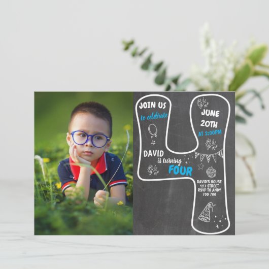 4歳の誕生日ボーイの黒板(写真の青い数字) 招待状 (スタンド正面)