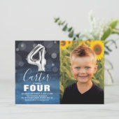 4歳の誕生日 銀色の風船 | 青い写真パーティー 招待状 (スタンド正面)