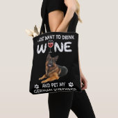 4私はワインを飲んでドイツのシェフをペットしたい トートバッグ (クローズアップ)