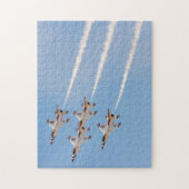 4羽のF-16雷鳥は密集隊形で飛びます ジグソーパズル (縦)