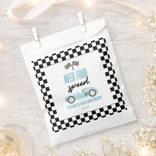 4速ブルーレースカー4th誕生日パーティー フェイバーバッグ (クリップ留めされた状態)