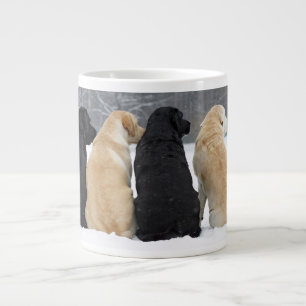 4頭のラブラドール犬が雪の中 ジャンボコーヒーマグカップ
