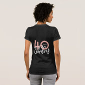 40およびすばらしいTシャツ Tシャツ (裏面フル)