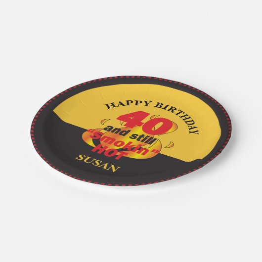 40およびまだSmokin熱い|の第40誕生日 ペーパープレート (アングル)