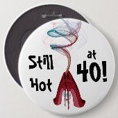 40でまだ熱い! おもしろいの誕生日巨大なPin 缶バッジ (正面&裏面)