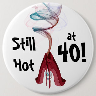 40でまだ熱い! おもしろいの誕生日巨大なPin 缶バッジ