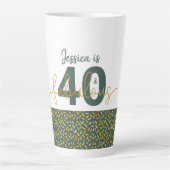 40と素晴らしいグリーンと金ゴールド パーソナライズされた カフェラテマグ (正面)