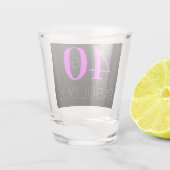 40と素晴らしいネオンピンクの誕生日パーティーのお気に入り ショットグラス (裏面)