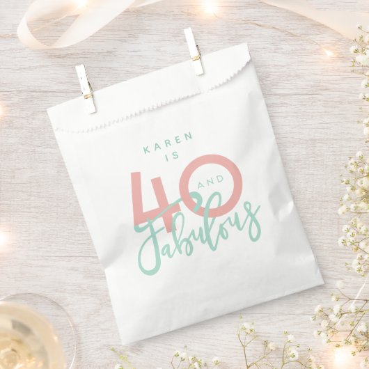 40と素晴らしいピンクのガーリー誕生日パーティー フェイバーバッグ (クリップ留めされた状態)