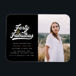 40と素晴らしい誕生日パーティーの写真の招待状 マグネット<br><div class="desc">白祝黒40歳の誕生日とスタイルで40歳の誕生日を迎え、素敵な誕生日パーティーの写真招待状。レトロなスクリプト文字はっきりしたとグラフィックス。コレクションの一部。</div>