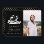 40と素晴らしい誕生日パーティーの写真の招待状 招待状<br><div class="desc">40歳祝の誕生日は、これらの黒と金ゴールドとのスタイルで40歳と素晴らしい誕生日パーティーの写真招待状。レトロなスクリプト文字はっきりしたとグラフィックス。コレクションの一部。</div>