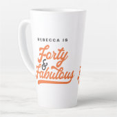 40と素晴らしい誕生日レトロヴィンテージスクリプト カフェラテマグ (左アングル)