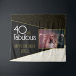 40と素晴らしい金ゴールドグリッター写真40th Birthday タペストリー<br><div class="desc">40と素晴らしいブラック金ゴールドグリッター写真40th Birthday Backdrop Tapestry.白黒にモダントレンディータイポグラフィとフェイク金ゴールドグリッタースポットを持つデザイン。40歳のパーソナライズされた誕生日パーティーの背景を作る。</div>