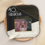 40と素晴らしい金ゴールドグリッター写真40th Birthday ペーパープレート<br><div class="desc">40と素晴らしいブラック金ゴールドグリッター写真40th誕生日紙プレート。モダンデザインとトレンディータイポグラフィとフェイク金ゴールドグリッタースポット。彼女のために自分の40歳の誕生日パーティー紙ナプキンを作る。</div>
