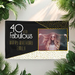 40と素晴らしい金ゴールドグリッター写真40th Birthday 横断幕<br><div class="desc">40と素晴らしいブラック金ゴールドグリッター写真40th誕生日紙プレート。白黒にモダントレンディータイポグラフィとフェイク金ゴールドグリッタースポットを持つデザイン。彼女のために自分の40歳の誕生日のパーティーの背景を作る。</div>