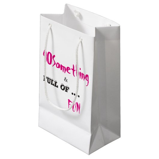 40何かの誕生日抱き枕 スモールペーパーバッグ (正面アングル)