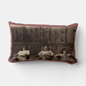 40年代屋根でリラックスしている3人 ランバークッション (裏面)