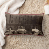 40年代屋根でリラックスしている3人 ランバークッション (ブランケット)