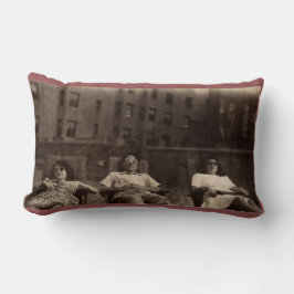 40年代屋根でリラックスしている3人 ランバークッション
