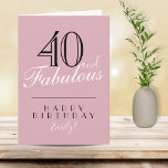 40歳と素晴らしいピンクタイポグラフィ40歳の誕生日 カード<br><div class="desc">40と素晴らしいピンクのトレンディータイポグラフィ40th誕生日カード。デザインはモダンタイポグラフィ40とClassy、ハッピーバースデー文字、白と黒の色で名前を持っている – あなたの名前と年齢でカードをパーソナライズ。</div>