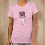 40歳と素晴らしい葉ピンク写真40歳の誕生日 Tシャツ<br><div class="desc">40と素晴らしい葉ピンクの写真40th誕生日パーティー名誉Tシャツのゲスト。40と見事な文字トレンディーの白いスクリプトでピンクの背景に白い葉。あなたの写真と年齢でそれをパーソナライズ。</div>