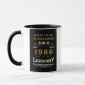 40歳の誕生日お祝いに - 1986年生まれ レトロブラック マグカップ (左)