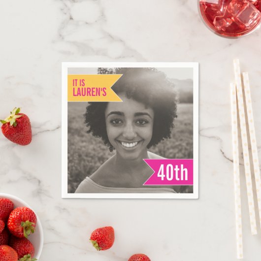 40歳の誕生日のパーティーは、自分の写真をピンク色の黄色に追加 スタンダードカクテルナプキン (インサイチュ)