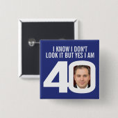 40歳の誕生日バッジが見えないのは分かってる 缶バッジ (正面&裏面)