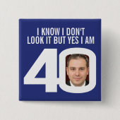 40歳の誕生日バッジが見えないのは分かってる 缶バッジ (正面)