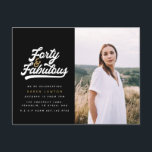 40歳の誕生日パーティーの写真招待状 ポストカード<br><div class="desc">これらの黒と白の40歳の誕生日パーティーの写真招待状で、あなたの40歳の誕生日をスタイリッシュに祝いましょう。レトロなスクリプトテキストと大胆なグラフィックが特徴です。コレクションの一部です。</div>