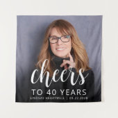 40歳の誕生日パーティーの写真 白い筆記体の乾杯 タペストリー (正面)